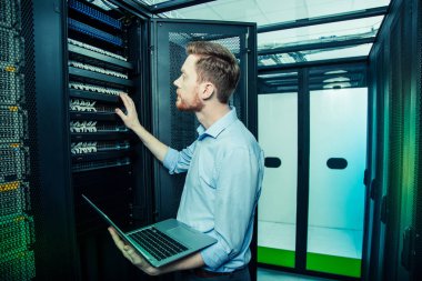 Akıllı yakışıklı adam yeni dizüstü tutan