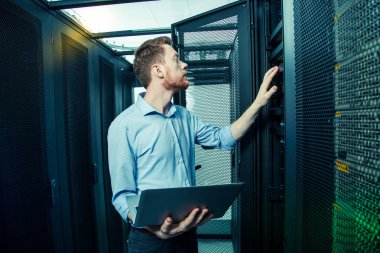 Profesyonel yakışıklı teknisyen tel sistemi kontrol