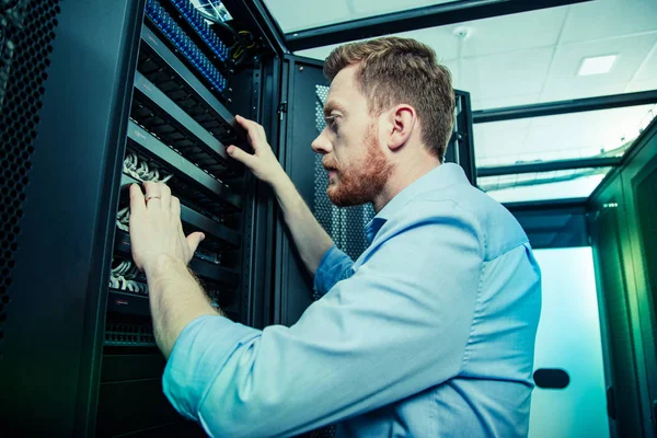 Técnico masculino profissional tentando corrigir o servidor — Fotografia de Stock