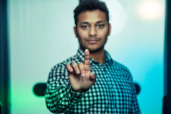 Selectieve scherpstelling van een mannelijke vinger gedrukt op het scherm — Stockfoto