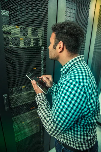 Ingeniero masculino inteligente serio probando el sistema —  Fotos de Stock