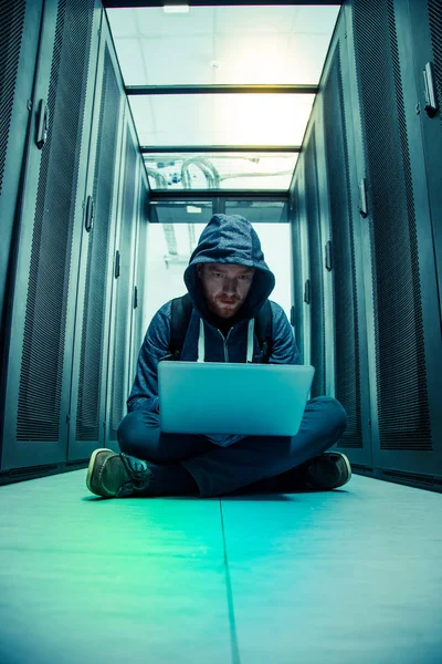 Professionele slimme hacker plegen van een cybercrime — Stockfoto