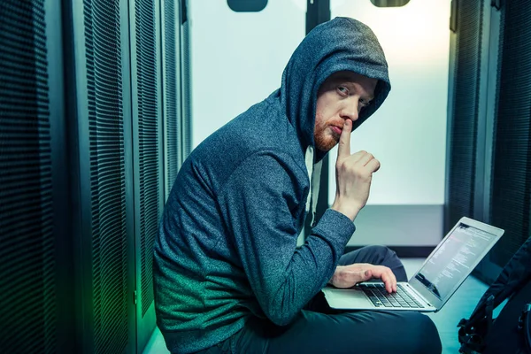 Un hombre barbudo serio diciéndote que te calles. — Foto de Stock