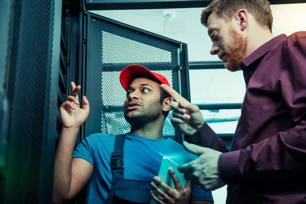 Buena gente inteligente discutiendo un problema técnico —  Fotos de Stock