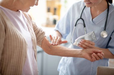 Emekli bakıcı tarafından masaj keyfi yaparken gülümseyen