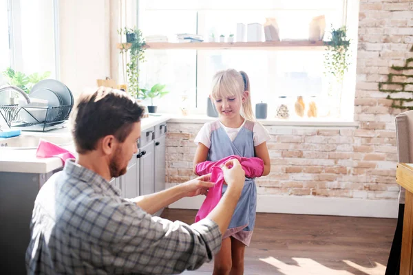 Vater und Tochter ziehen Handschuhe an, bevor sie die Küche putzen — Stockfoto