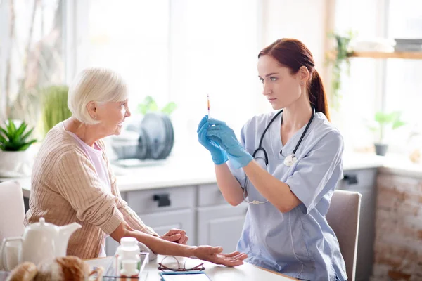 Nurse wearing gloves ready for making injection — Stock Photo, Image