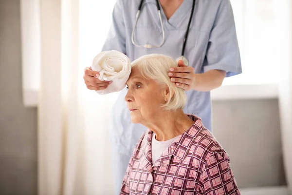 Mujer de pelo gris que sufre de fuerte dolor de cabeza — Foto de Stock