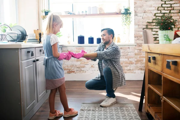 Papi barbudo tomando guantes para proteger las manos antes de limpiar — Foto de Stock