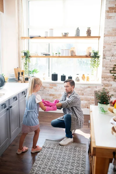Táta a jeho roztomilá dcera se připravují na úklid — Stock fotografie