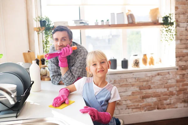 Daddy and daughter enjoying traditional weekend housecleaning — Stock Photo, Image