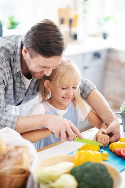 Papai e sua linda garota sorrindo enquanto cozinhando juntos — Fotografia de Stock