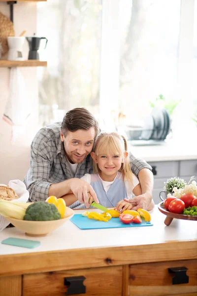 Far och dotter lagar hälsosam familjelunch — Stockfoto