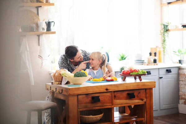 Hija sintiéndose feliz mientras cocina con padre —  Fotos de Stock