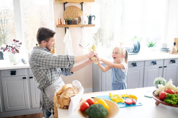 Lachende Tochter hat Spaß mit Vater in der Küche — Stockfoto