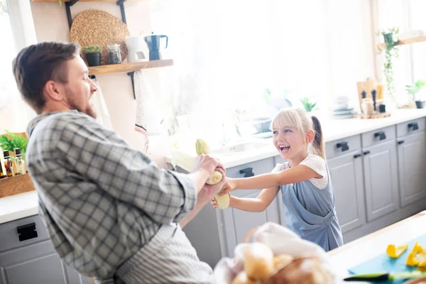 Rindo pai e filha lutando com espigas de milho — Fotografia de Stock