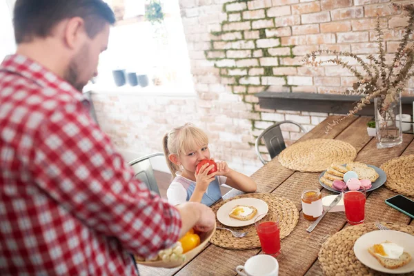 Padre cuidando de su hija desayunando —  Fotos de Stock