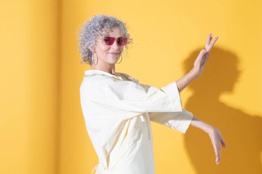 Güzel kıvırcık kadın poz verirken kendine güveniyor