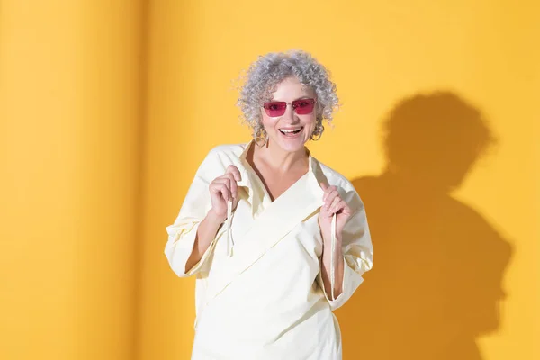 Mujer riendo usando vestido blanco sintiéndose emocionada — Foto de Stock