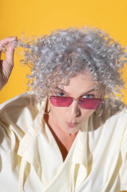 Fotoşopta poz veren bir kadın komik surat yapıyor.