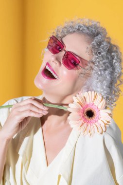 Küçük güzel bir çiçek aldıktan sonra kendini mutlu hisseden kadın.