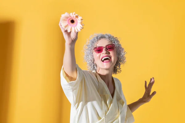 Riéndose bonita mujer teniendo poco rosa flor — Foto de Stock