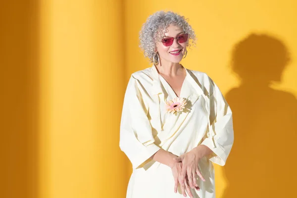Elegante donna riccia indossando occhiali luminosi sensazione felice — Foto Stock