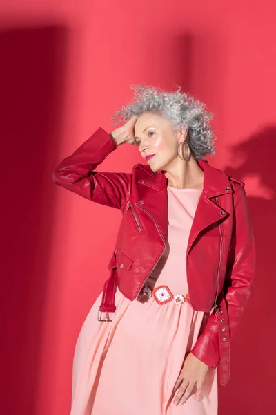 Mujer con vestido rosa y chaqueta roja posando para la revista —  Fotos de Stock