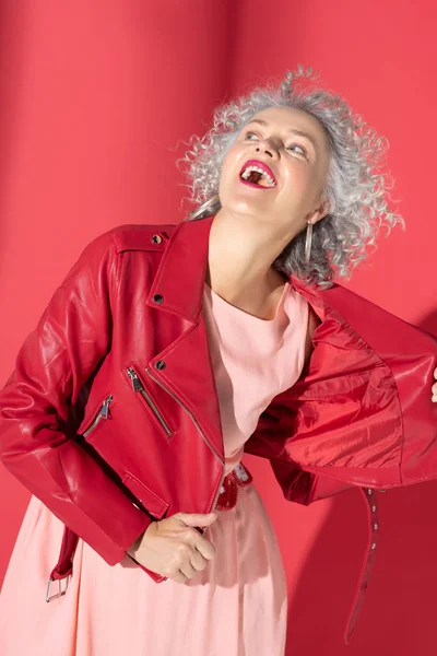 Kvinna med lockigt hår skrattar medan poserar i fotografering — Stockfoto