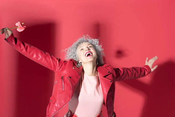 Mujer en chaqueta de cuero rojo sintiéndose extremadamente feliz — Foto de Stock