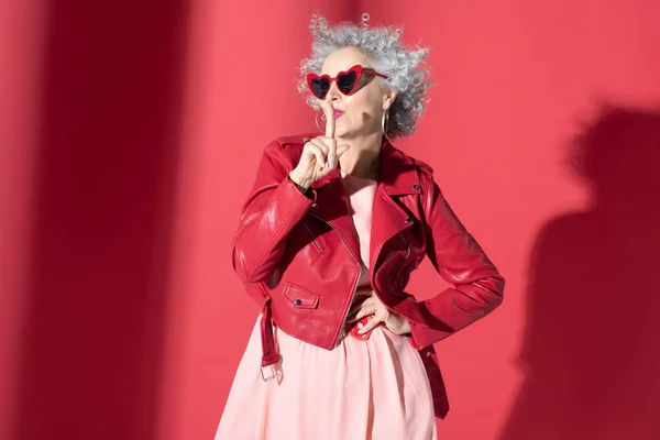 Mujer con gafas de sol brillantes mostrando bonitas poses —  Fotos de Stock