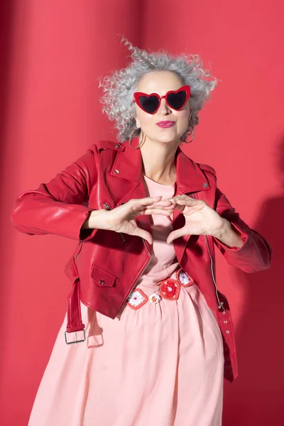 Mulher amando cores brilhantes vestindo roupa elegante — Fotografia de Stock