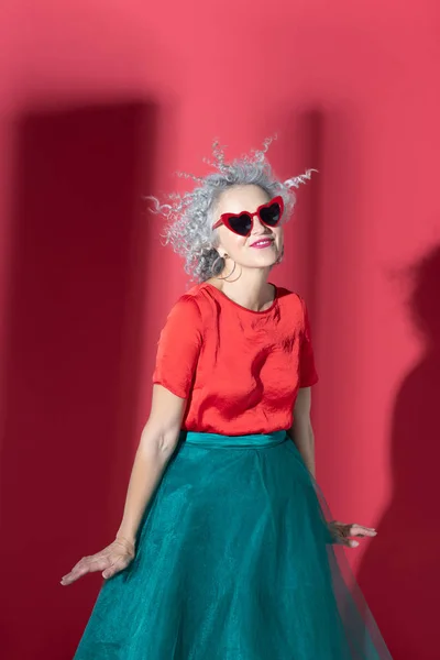 Mulher encaracolado vestindo blusa vermelha e saia brilhante — Fotografia de Stock