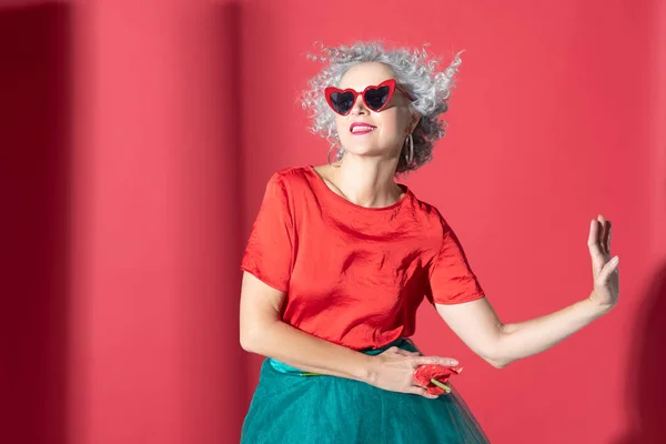 Curly fotomodell poserar samtidigt främja kvinnlighet — Stockfoto