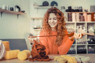 Uzun saçlı kadının atölyede vakit geçirmesinden çok memnunum.