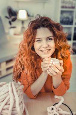 Kamerada poz veren sevimli genç bir bayan.