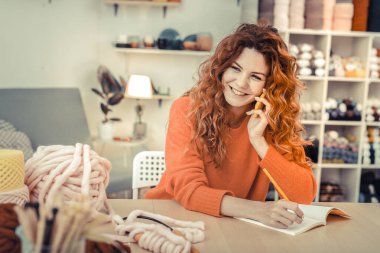 Büyük bir zevkle çalışan uzun saçlı hoş bir kız.