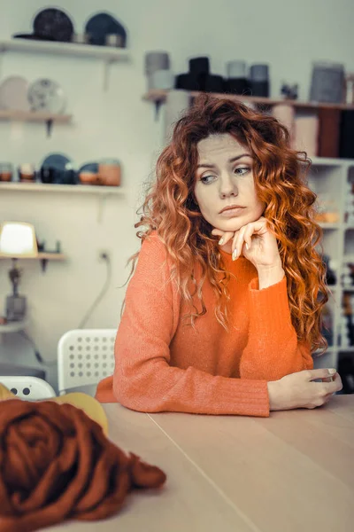 Mujer de pelo rojo joven molesto en busca de inspiración en el trabajo —  Fotos de Stock