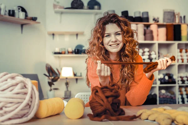 Mulher de cabelos vermelhos incrível ter seu próprio pequeno negócio — Fotografia de Stock