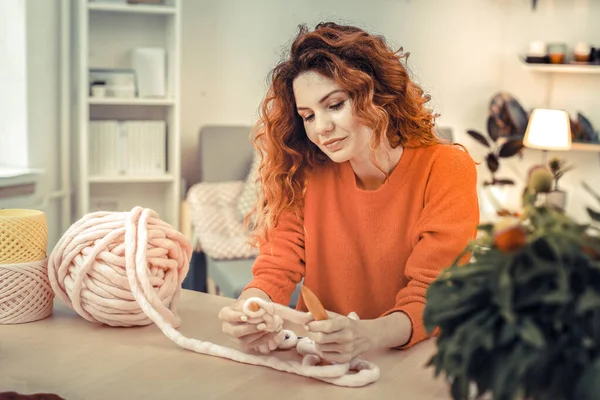 Atractivo rojo - chica de pelo profundo en los pensamientos — Foto de Stock