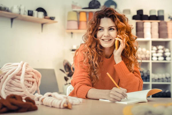 Charmant rouge - jolie femme aux cheveux qui montre son sourire — Photo