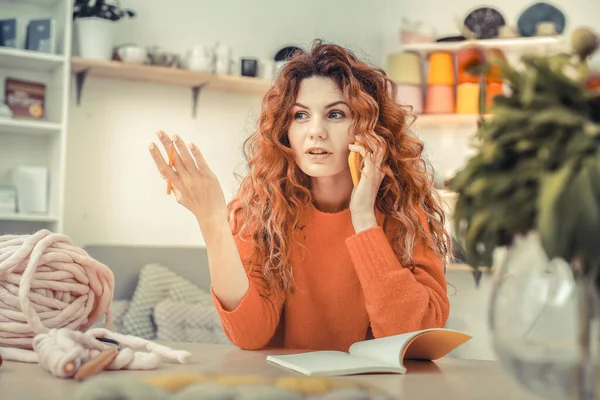 Mujer joven atractiva gesticulando activamente durante la charla — Foto de Stock