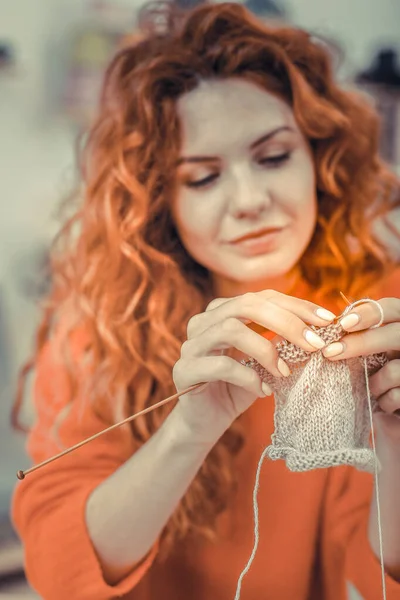 Úžasný rusovlasá dívka při pohledu na pletený vzor — Stock fotografie