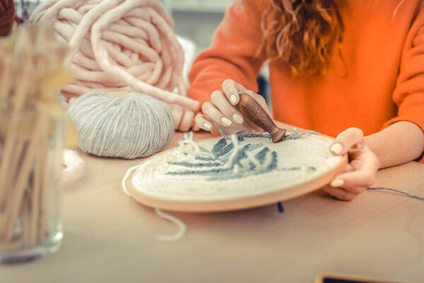 Закрыть женские руки, которые держат тамбур
