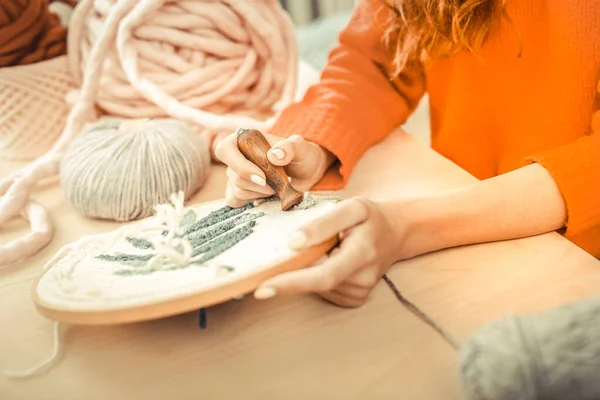 Chica pelirroja usando herramientas profesionales para bordar —  Fotos de Stock