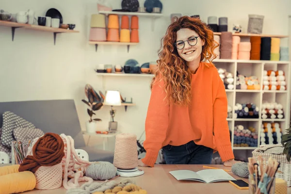 Schöne junge Frau blickt direkt in die Kamera — Stockfoto