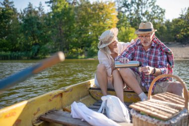 Şefkatli bir eş, kocanın omuzlarına ekose takıyor.