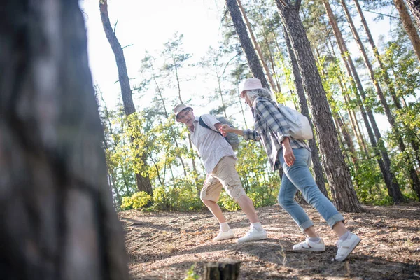 Make håller hand hustru medan vandra i skogen tillsammans — Stockfoto