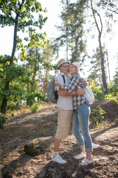 Paar umarmt sich, während es sich so glücklich fühlt, gemeinsam Urlaub zu machen — Stockfoto