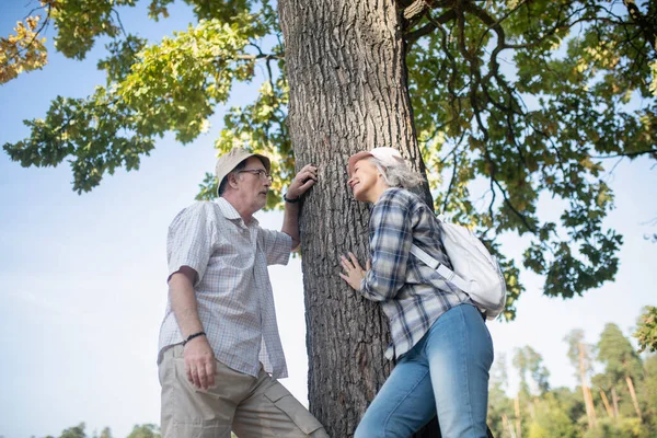 Istri memakai ransel putih berbicara dengan suami — Stok Foto